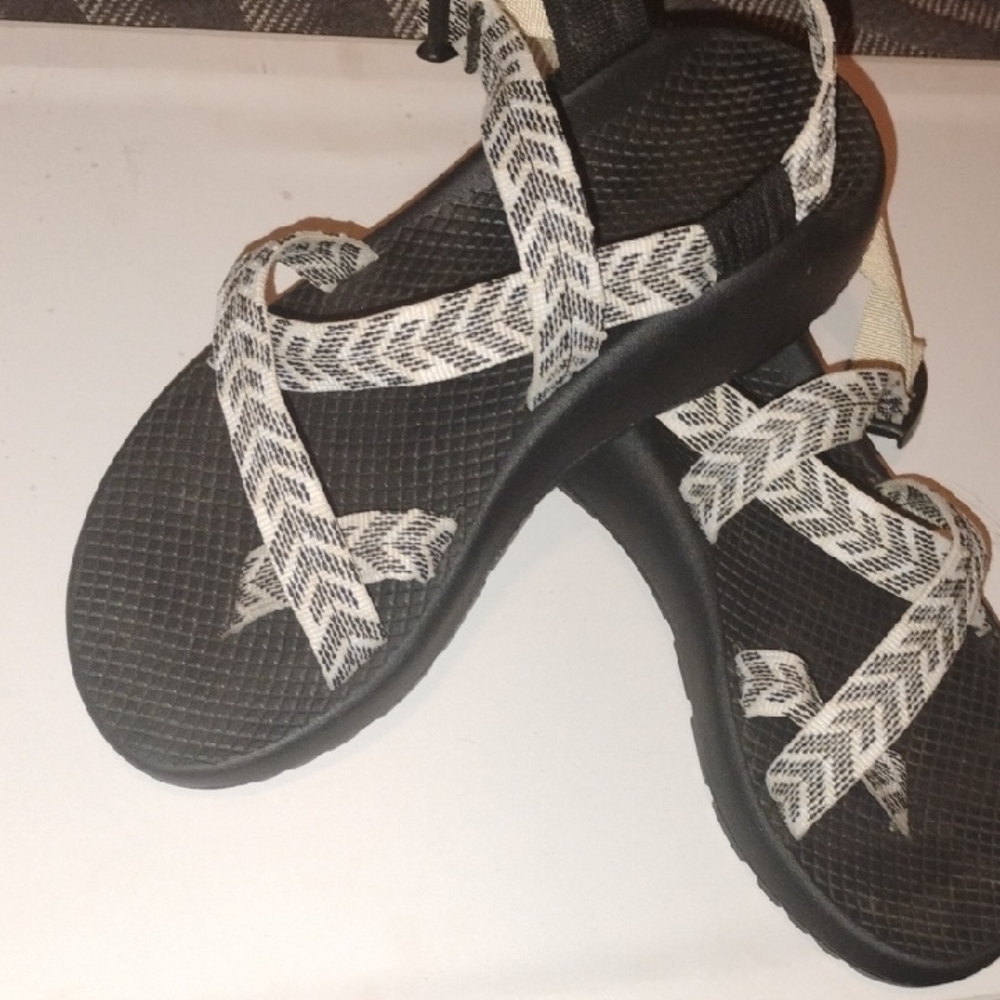 Chaco ✨✨CLASSIC'S✨✨ Black and Cream Sandals